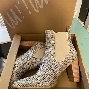 Miracle Miles tweed booties, women’s 8.5, barely worn. Cream, wood block heel.